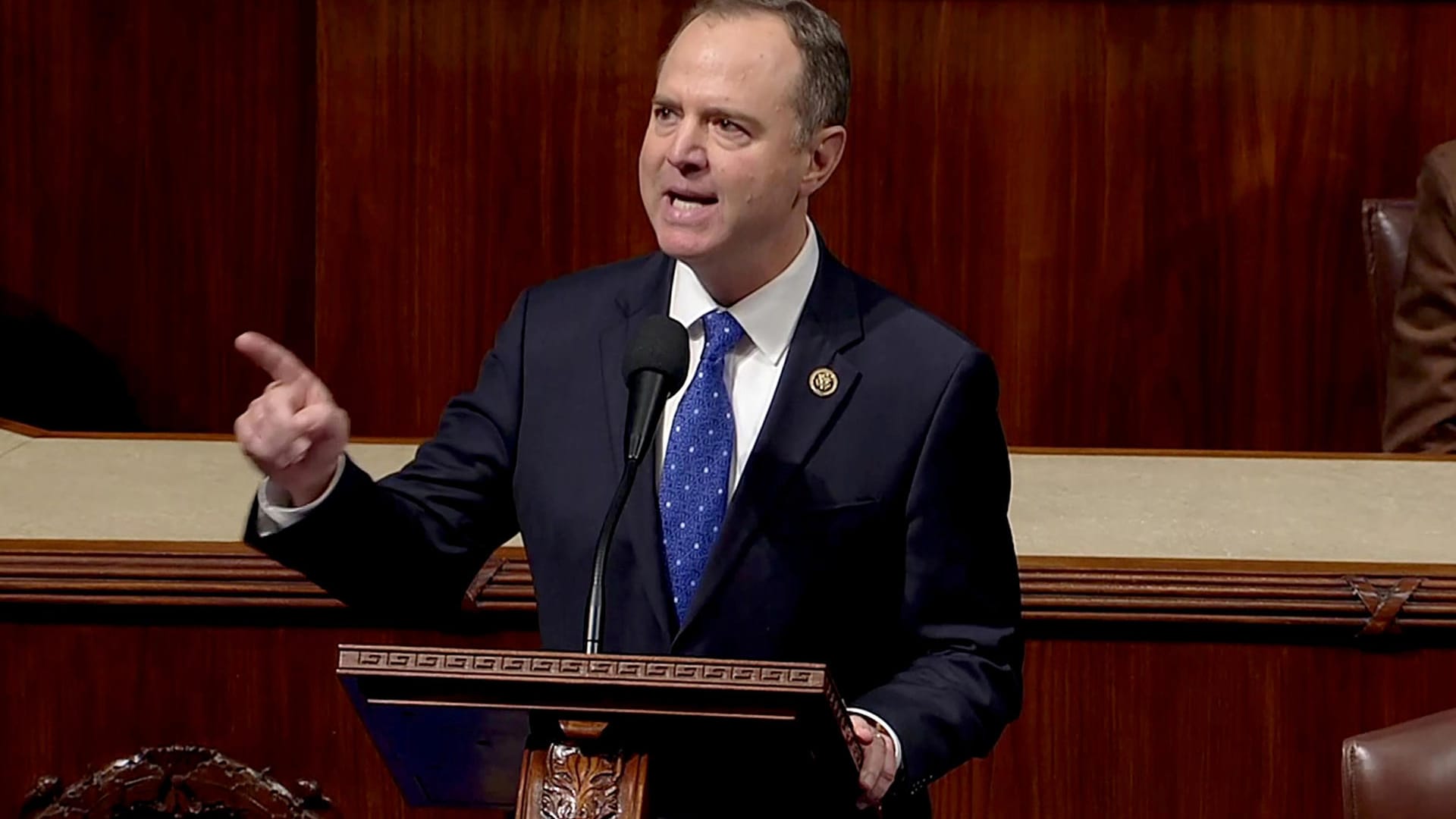 Adam Schiff, demokratischer Vorsitzender des Geheimdienstausschusses der Kongresskammer: "In Amerika steht niemand über dem Gesetz. Donald J. Trump hat unsere nationale Sicherheit geopfert, um bei der nächsten Wahl zu schummeln. Dafür, und für seine anhaltenden Bemühungen um eine ausländische Einmischung in unsere Wahl, muss ein Amtsenthebungsverfahren gegen Trump eingeleitet werden."