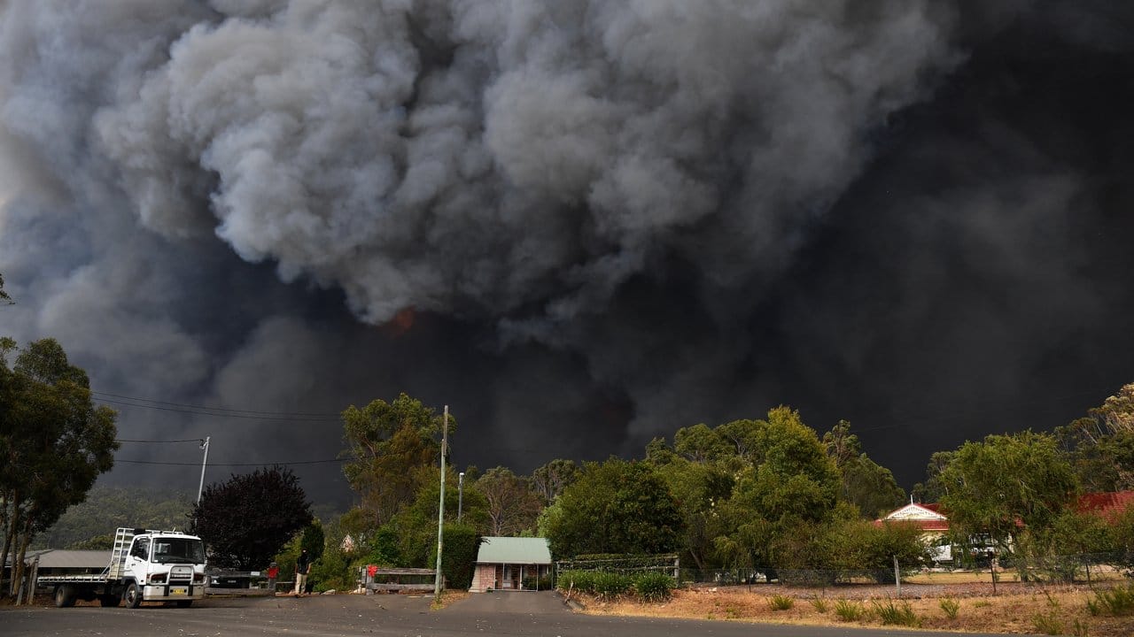 Dichter Rauch steigt aufgrund eines Buschfeuers südwestlich von Sydney auf.