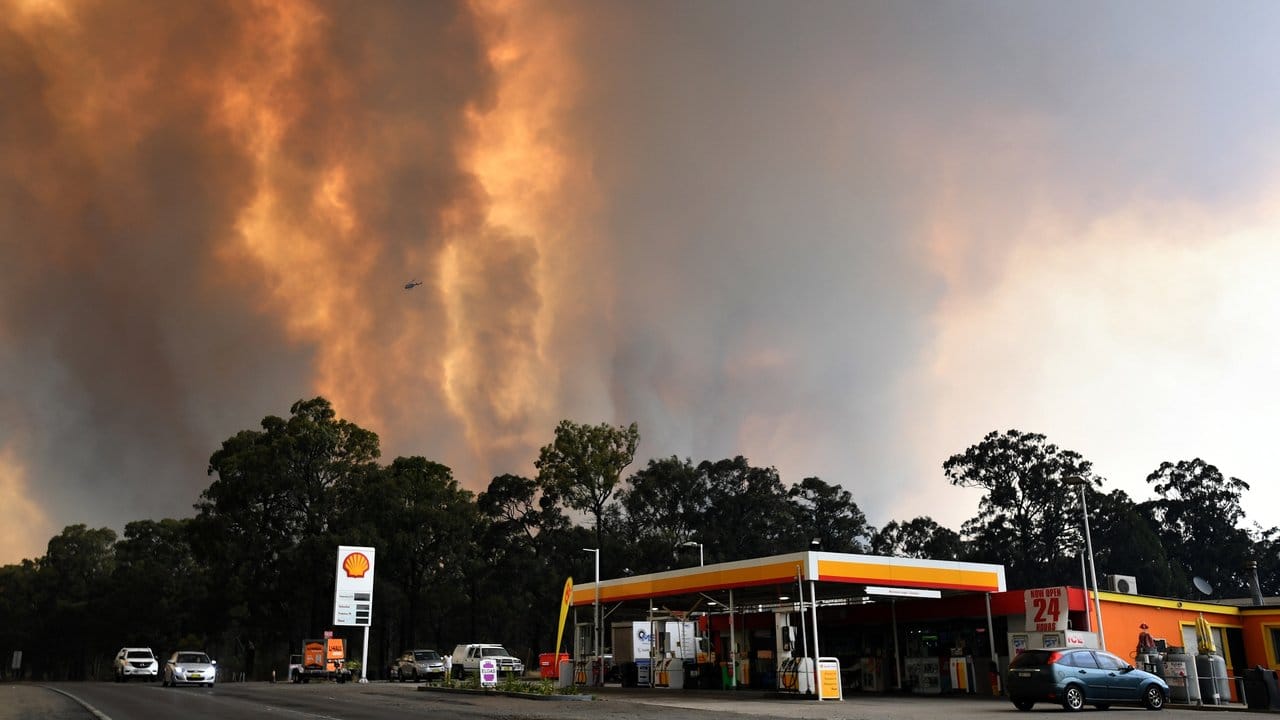 Meterhohe Flammen steigen südwestlich von Sydney in der Nähe einer Tankstelle auf.