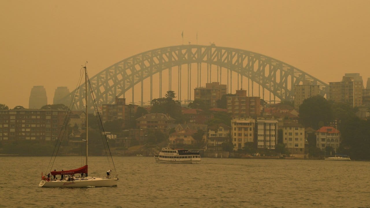 Die Sydney Harbour Bridge in Rauch gehüllt.