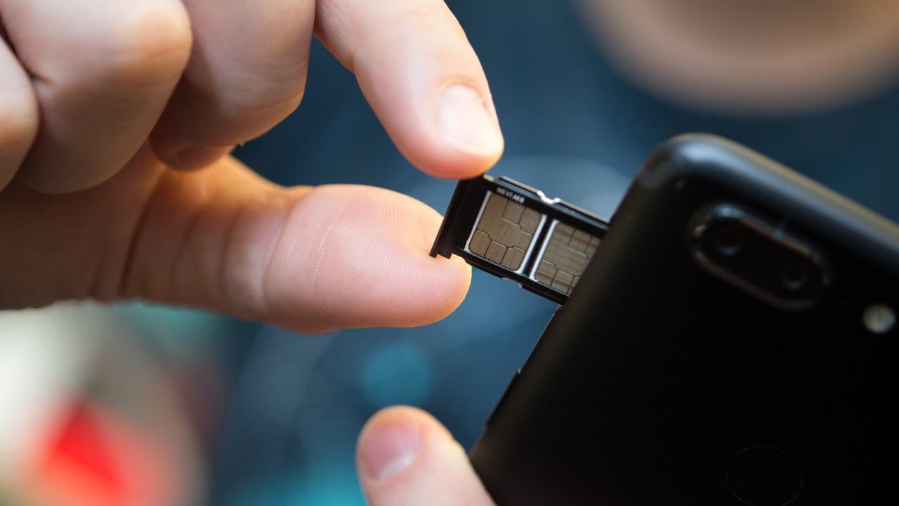 Die Dual-SIM-Funktion des Handys nutzen und es mit SIM-Karten verschiedener Netzbetreiber ausrüsten. Die Dual-SIM-Funktion des Handys nutzen und es mit SIM-Karten verschiedener Netzbetreiber ausrüsten.