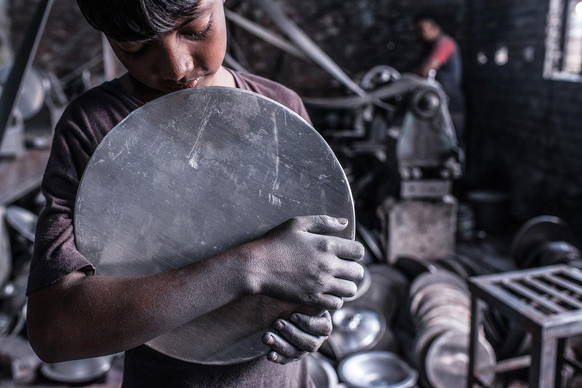 Die Eltern brauchen die Arbeitskraft des kleinen Jungen Alf aus Bangladesch, und seinen Lohn, damit die Familie überlebt. Er arbeitet in einer Metallfabrik, in der Schüsseln und Kannen hergestellt werden.