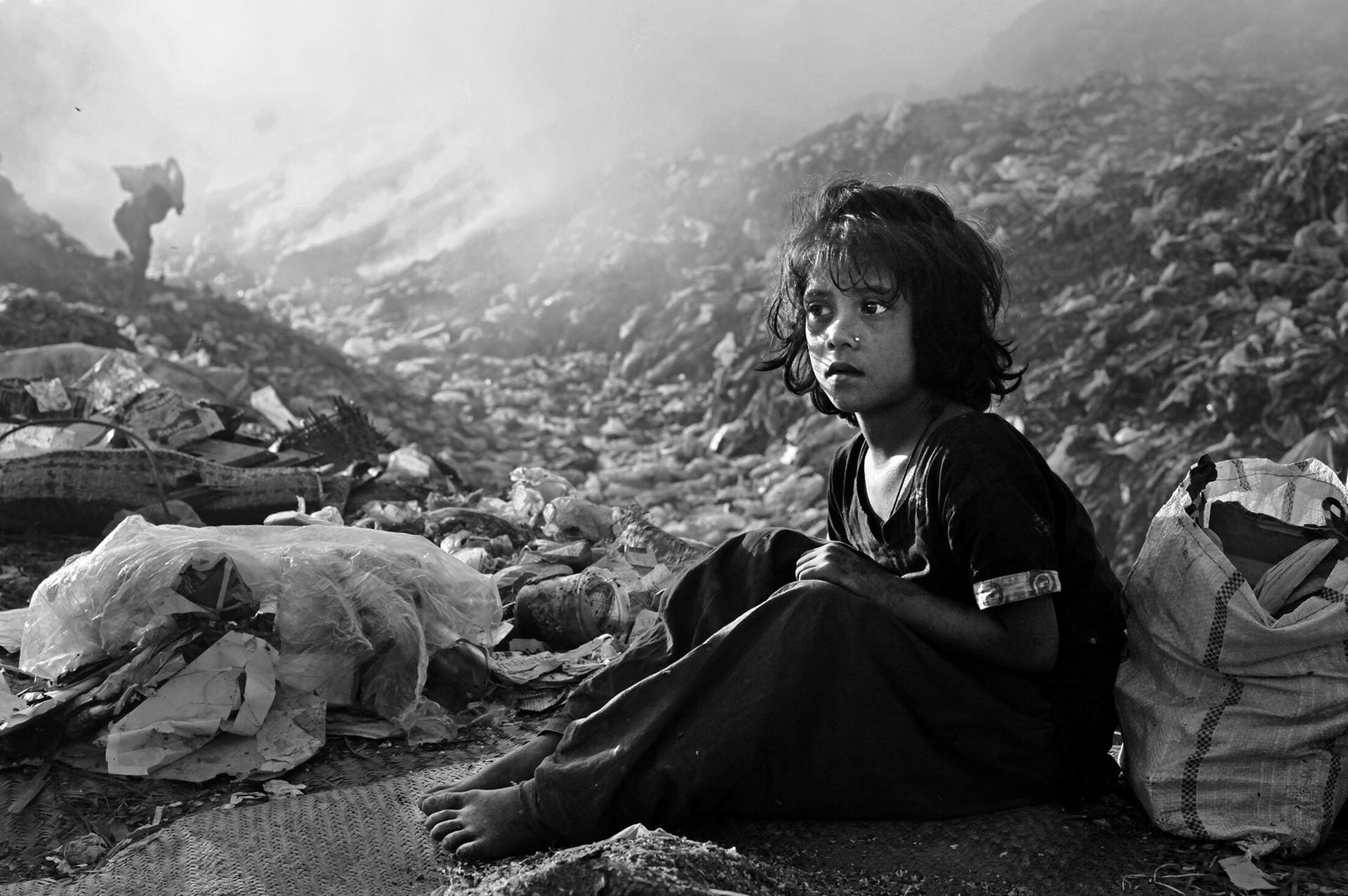 Bangladesch: Kinder wühlen auf einer Müllhalde nach verwertbaren Resten. Der Fotograf Mohammad Khan sieht hunderttausende Kinder in seinem Land mit einer Situation konfrontiert, die nicht das Geringste mit den Versprechen der UNKinderrechtskonvention zu tun hat.