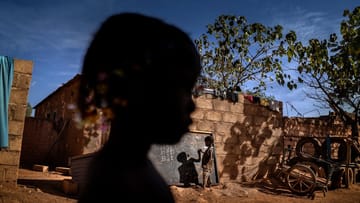 Widerstand mit Kreide: In Burkina Faso werden durch Terrorkommandos immer wieder Schulen attackiert. 150 000 Jungen und Mädchen und viele Lehrer sind davon betroffen. Die Selbstorganisation von Kindern, die heimlich in Schulruinen eine Art Ersatzunterricht aufrechterhalten sind ein bewundernswerter Akt von Krisenbewältigung und Selbstvertrauen.