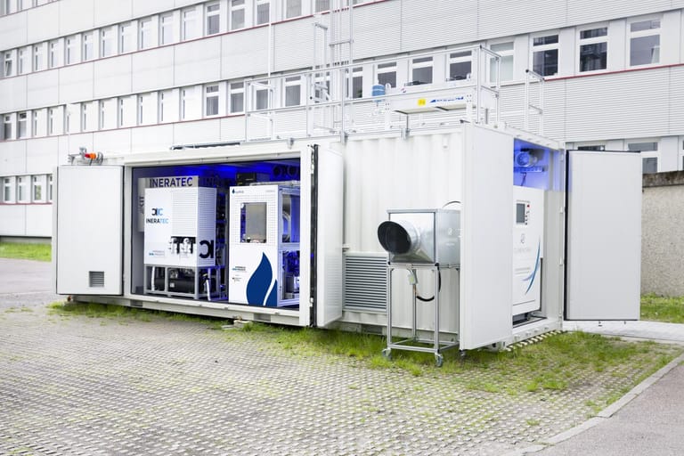 Synthetische Kraftstoffe: Am Karlsruher Institut für Klimaforschung haben Forscher eine schiffscontainergroße Anlage entwickelt, die aus CO2 und Ökostrom Kraftstoffe herstellen kann.