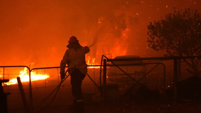 Ein Feuerwehrmann südwestlich von Sydney im Kampf gegen die Flammen.