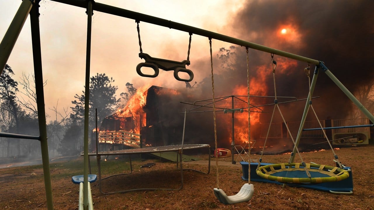 Ein Haus steht südwestlich von Sydney in Flammen.