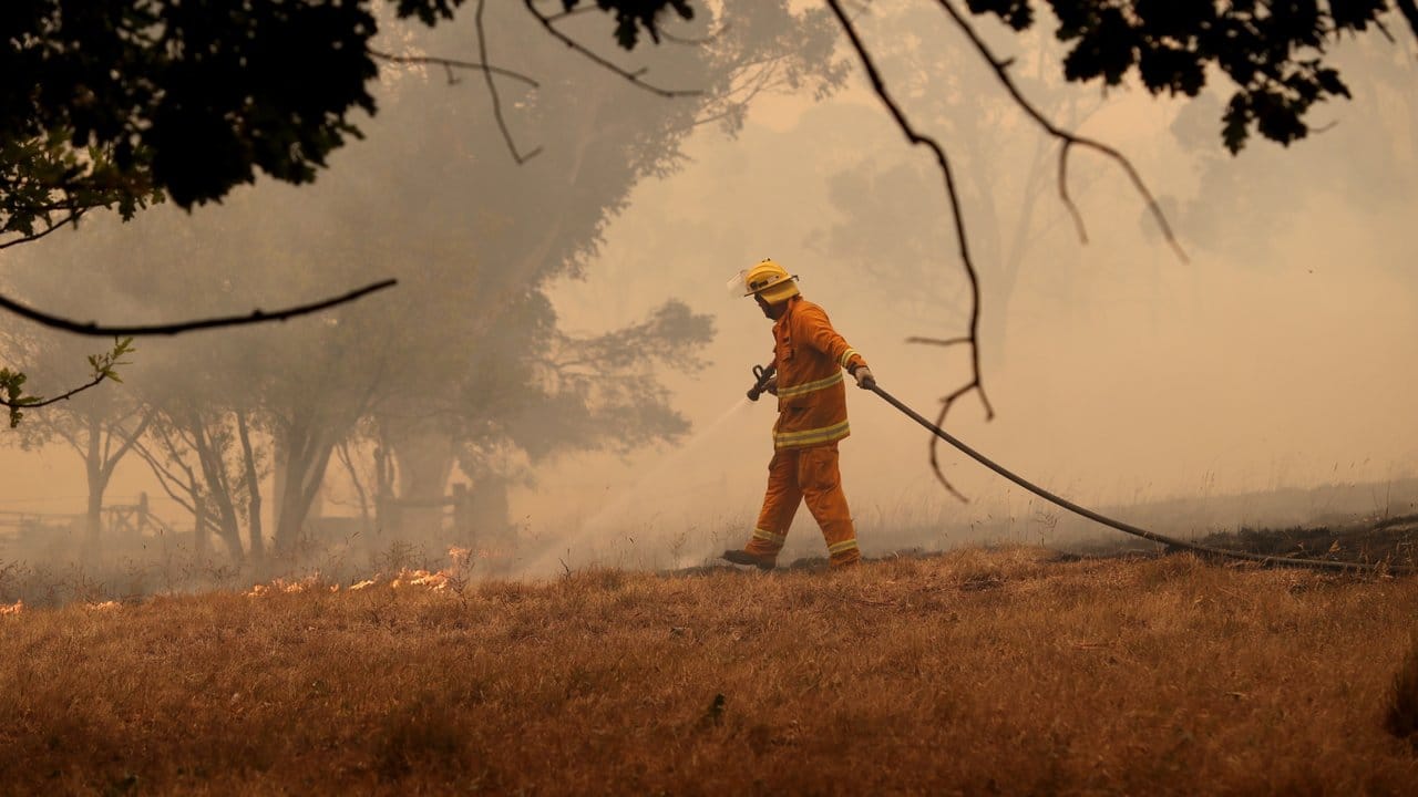 Ein Feuerwehrmann in Australien beim Löschen eines Brand.