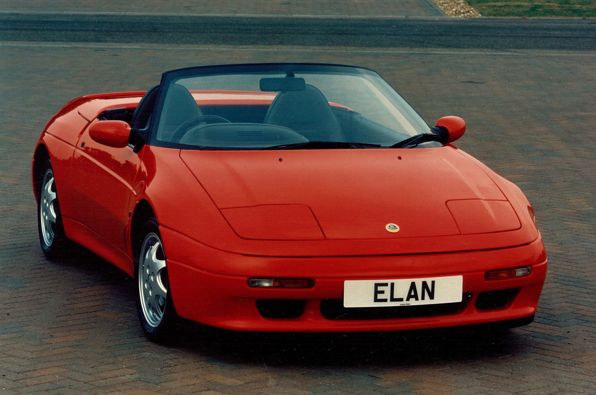 Ein Lotus Elan SE: Der Lotus Elan SE wiegt dank seiner Karosserie aus Stahl und Kunststoff weniger als eine Tonne.