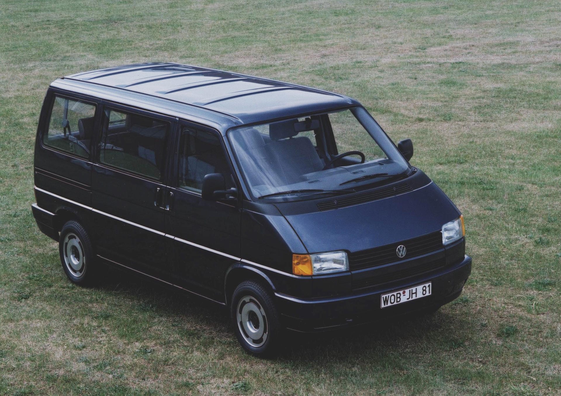 Ein VW T4: Der VW T4 kam 1990 erstmals wie ein Pkw auf den Markt - mit quer eingebautem Front- statt Heckmotor, und mit Vorderradantrieb bestückt.