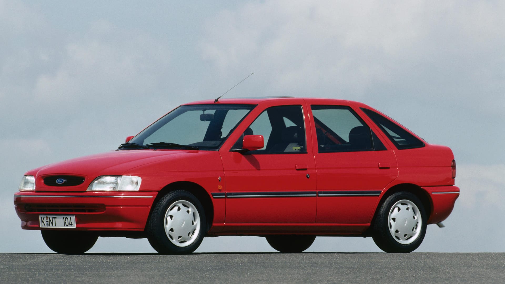 Ein Ford Escort: Vom Ford Escort kam 1990 die fünfte Generation in den Handel – sie war im Vergleich zur vorherigen deutlich länger.