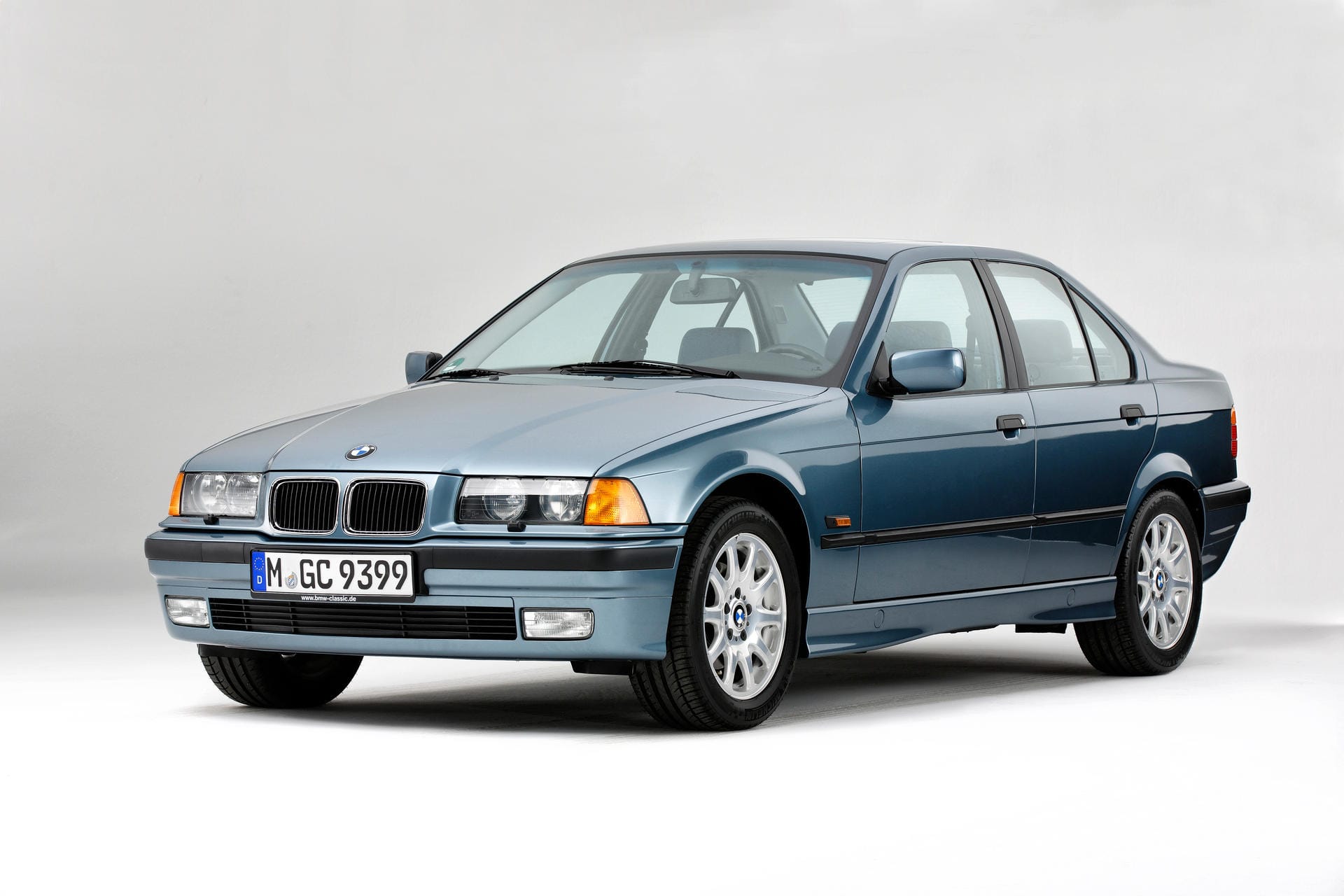 Ein BMW 3er: Scheinwerfer hinter Klarglas und ein hohes Heck – Optisch grenzte sich der neue BMW 3er im Jahr 1990 deutlich von seinen Vorgängern ab.