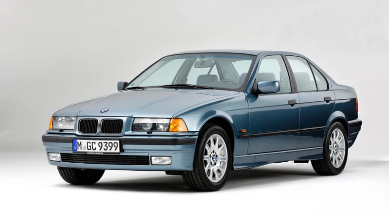 Ein BMW 3er: Scheinwerfer hinter Klarglas und ein hohes Heck – Optisch grenzte sich der neue BMW 3er im Jahr 1990 deutlich von seinen Vorgängern ab.