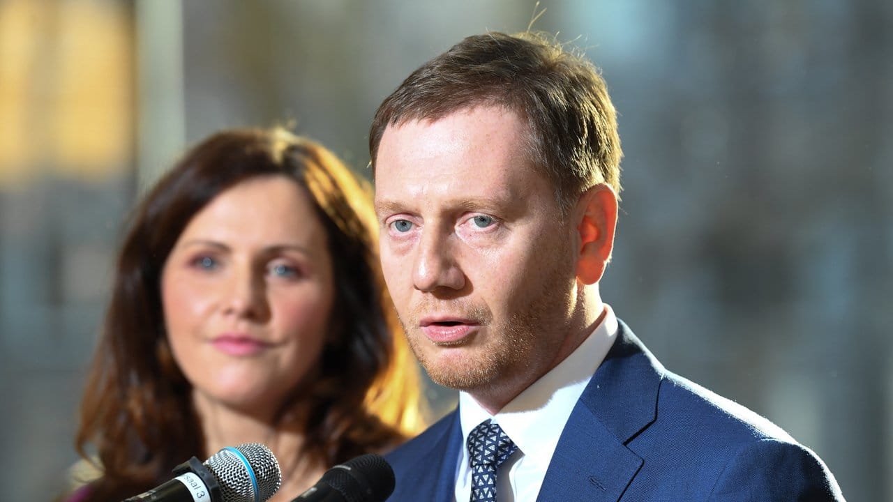 Ministerpräsident Michael Kretschmer (CDU) und seine Lebenspartnerin Annett Hofmann sprechen mit den Medien nach der Vereidiung im sächsischen Landtag. Ministerpräsident Michael Kretschmer (CDU) und seine Lebenspartnerin Annett Hofmann sprechen mit den Medien nach der Vereidiung im sächsischen Landtag.