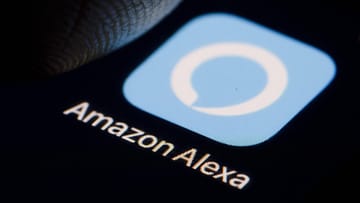 Das Logo von Amazon Alexa wird auf einem Smartphone angezeigt.