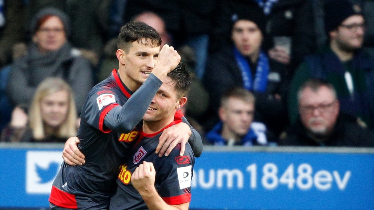 Der Regensburger Torschütze zum 3:1 Sebastian Stolze (l) jubelt mit Andreas Albers. Der Regensburger Torschütze zum 3:1 Sebastian Stolze (l) jubelt mit Andreas Albers.