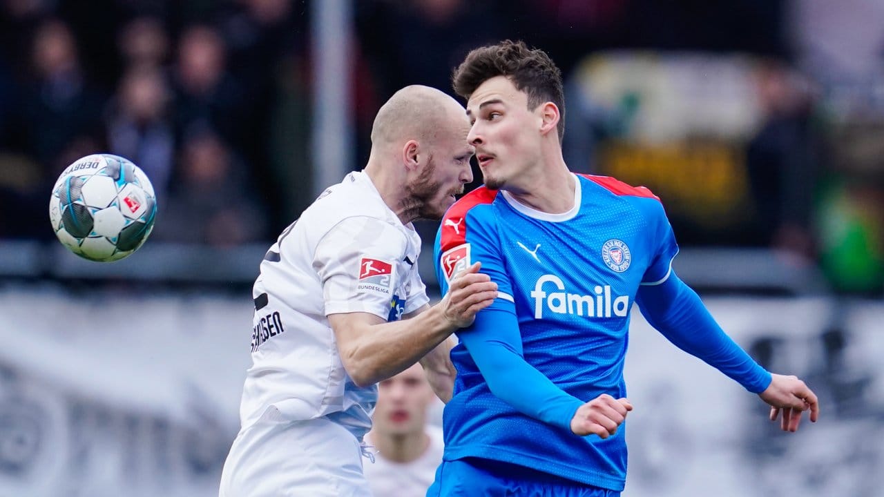Sandhausens Gerrit Nauber (l) und Kiels Janni Luca Serra kämpfen um den Ball. Sandhausens Gerrit Nauber (l) und Kiels Janni Luca Serra kämpfen um den Ball.