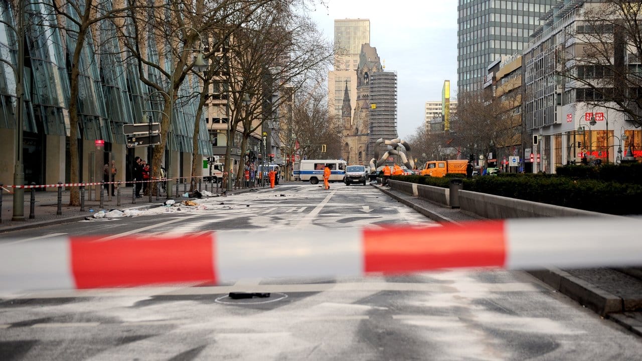 Die gesperrte Tauentzienstraße in Berlin nach einem illegalen Autorennen, bei dem ein fahrer ums Leben kam.