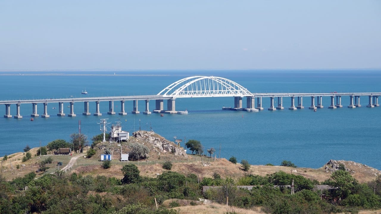Die Krim-Brücke erstreckt sich zwischen Kertsch auf der Krim-Halbinsel und dem russischen Festland.