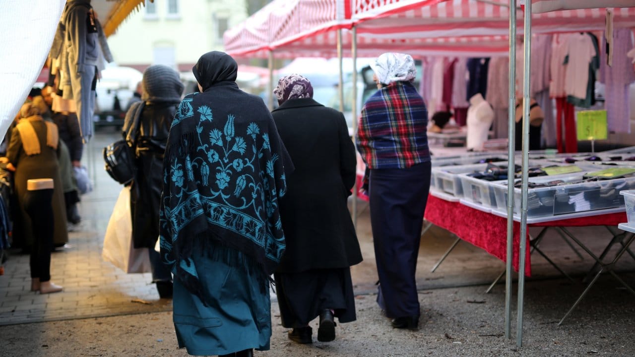 So weit das schmale Geld reicht: Frauen beim Einkaufen auf einem Wochenmarkt in Duisburg-Bruckhausen.