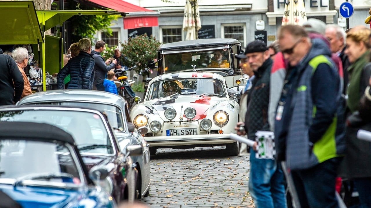 Faszination Oldtimer: Nicht immer müssen es kostspielige Modelle wie etwa ein Porsche 356 (Foto) sein, um Erfolg und Freude bei Oldie-Rallyes zu haben. Faszination Oldtimer: Nicht immer müssen es kostspielige Modelle wie etwa ein Porsche 356 (Foto) sein, um Erfolg und Freude bei Oldie-Rallyes zu haben.
