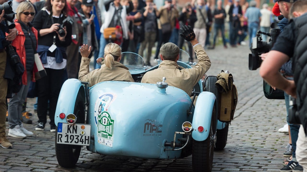 Begeisterung als Motivation: Spaß für Teilnehmer und Zuschauer ist das erste Ziel von Oldtimer-Rallyes. Begeisterung als Motivation: Spaß für Teilnehmer und Zuschauer ist das erste Ziel von Oldtimer-Rallyes.