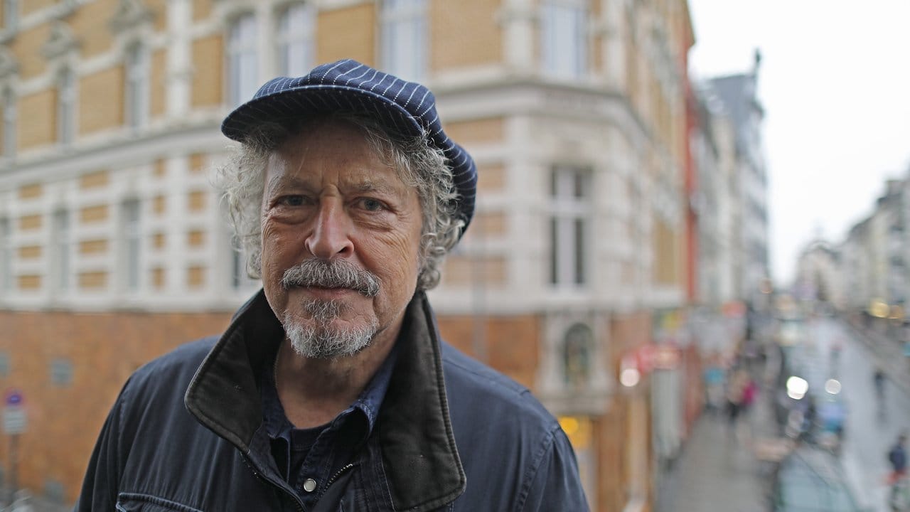 Wolfgang Niedecken in der Severinsstrasse vor seinem Elternhaus. Wolfgang Niedecken in der Severinsstrasse vor seinem Elternhaus.