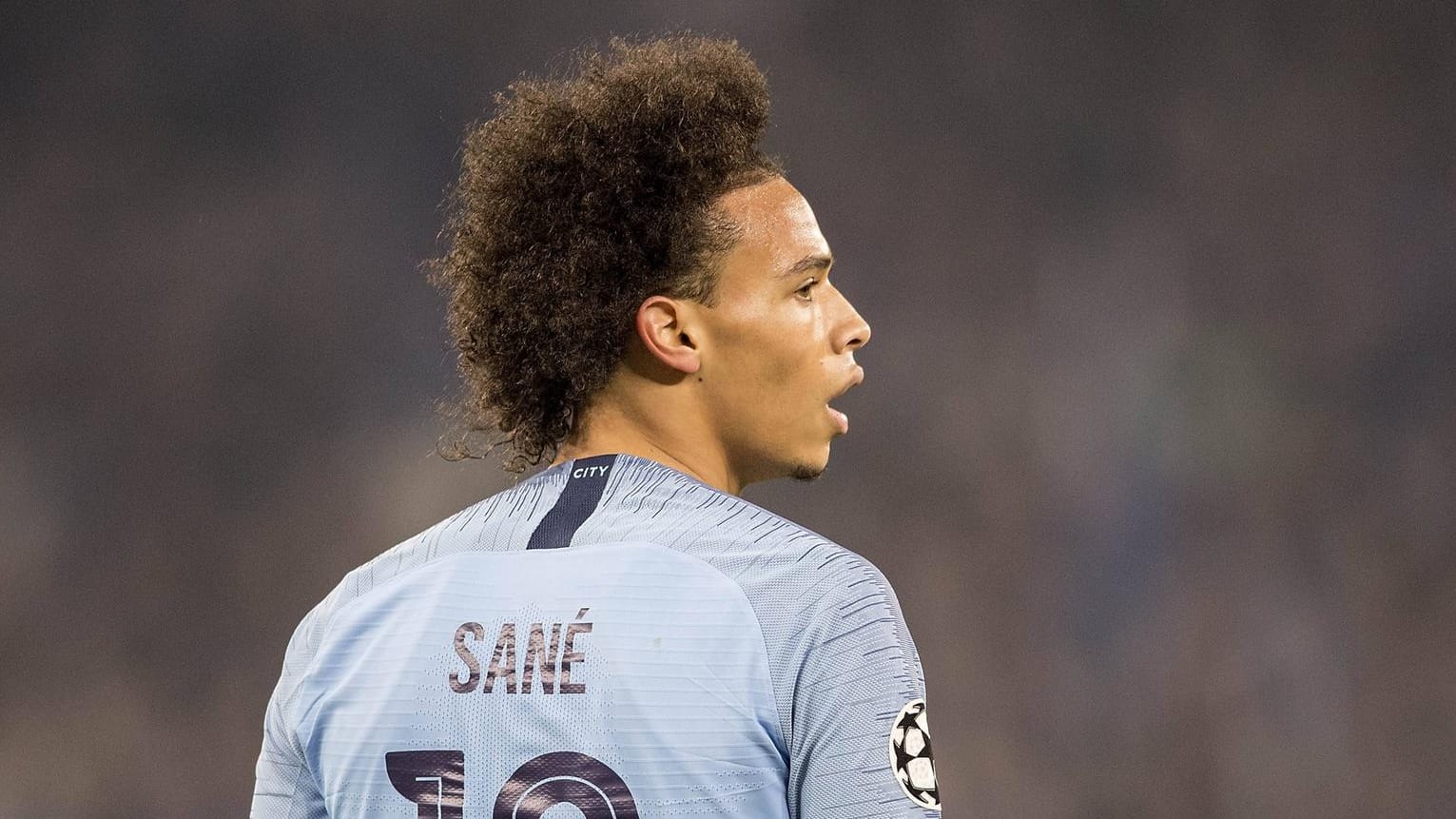 Der Name von Leroy Sane dominierte schon im Sommer die Schlagzeilen. Der mögliche Wechsel zum FC Bayern wird nun auch im Winter diskutiert. Denn wie die "Sport Bild" berichtet, will der Nationalspieler schon im Januar zum deutschen Rekordmeister. Auch Bayern will den aktuell verletzten Sane schon frühzeitig unter Vertrag nehmen. Doch die Verhandlungen werden zäh, Manchester City will über 100 Millionen Euro haben, Bayern den Preis aber noch drücken. Es bleibt also spannend.