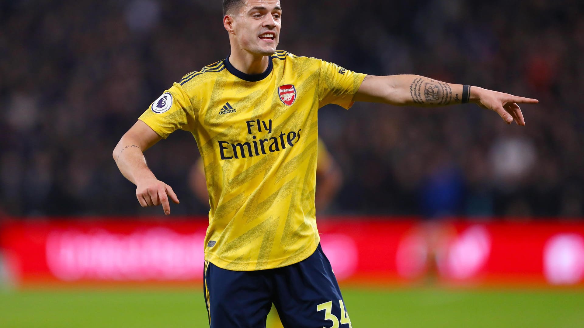 Granit Xhaka kennt die Bundesliga bereits bestens. Vier Jahre lang zog der Schweizer im zentralen Mittelfeld von Borussia Mönchengladbach die Fäden. Seit 2016 spielt er beim FC Arsenal, doch diese Zeit neigt sich dem Ende zu. Denn Xhaka steht bei Hertha BSC hoch im Kurs. Neu-Trainer Jürgen Klinsmann will den 27-Jährigen als neuen Chef fürs Mittelfeld, berichten deutsche und englische Medien übereinstimmend. Der Wechsel soll sich sogar schon auf der Zielgeraden befinden.