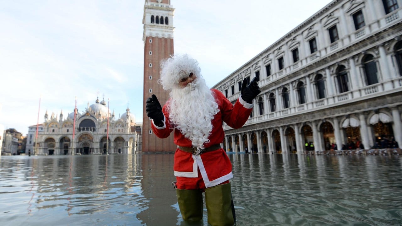 Weihnachtsmann im Hochwasser: Der Markusplatz in Venedig.