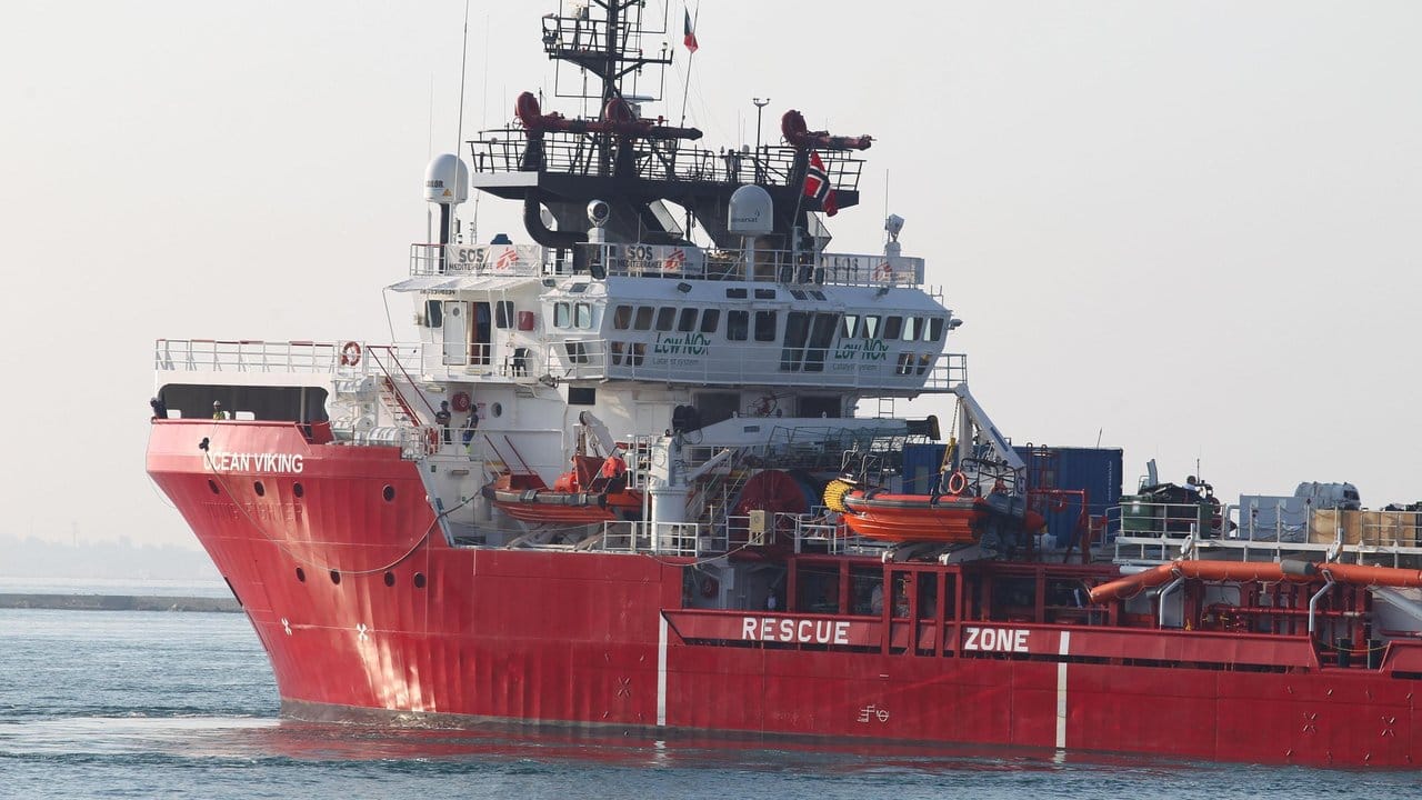 Das Rettungsschiff "Ocean Viking" läuft in den italienischen Hafen Tarent ein.