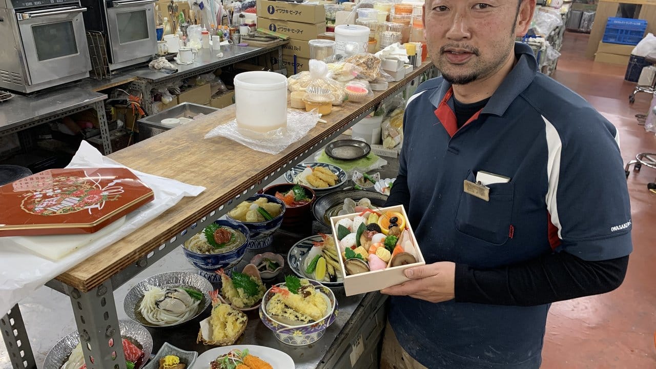 Hält sich auch ohne Kühlschrank jahrelang: Fabrikleiter Hiroaki zeigt eine Bento-Lunchbox mit Reis, Gemüse und Meeresfrüchten.