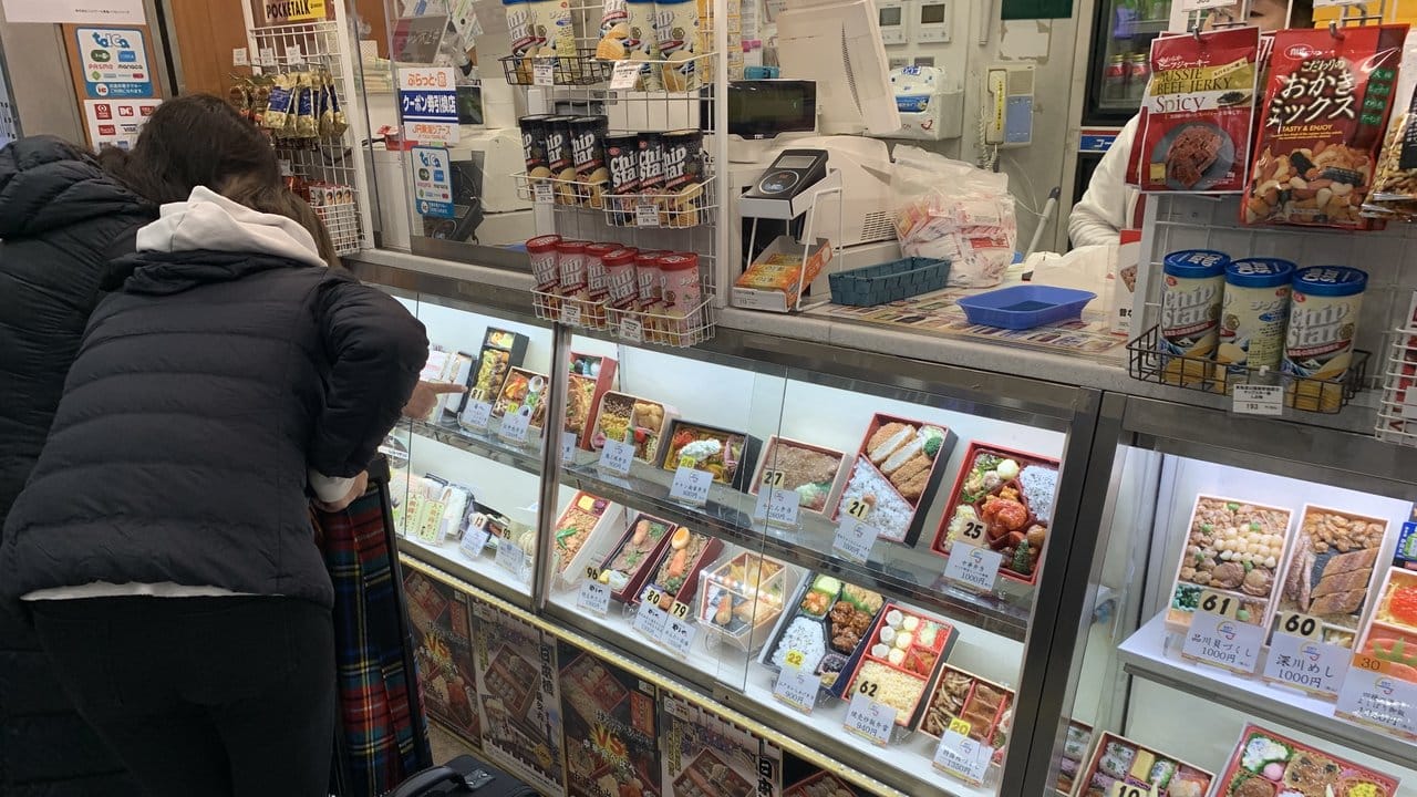 Künstliche Lunchbox-Auslagen in einem Geschäft im Bahnhof von Tokio: Der Kunde kann nach dem Aussehen der Attrappen wählen, welche Box mit echtem Essen er möchte.