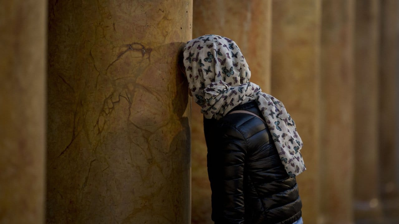 Stille Einkehr: Eine Frau betet in der Geburtskirche in Bethlehem.
