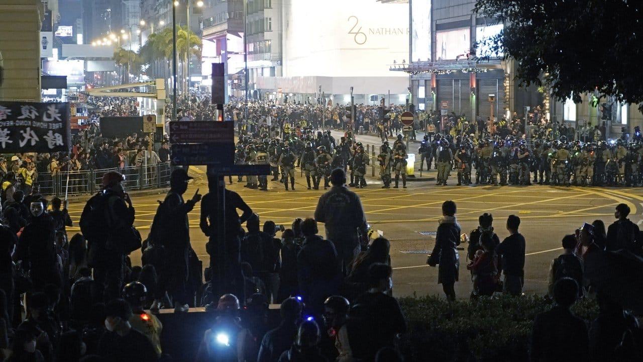 Neue Proteste und Zusammenstöße zwischen Demonstranten und Polizei haben den Heiligabend in Hongkong überschattet.