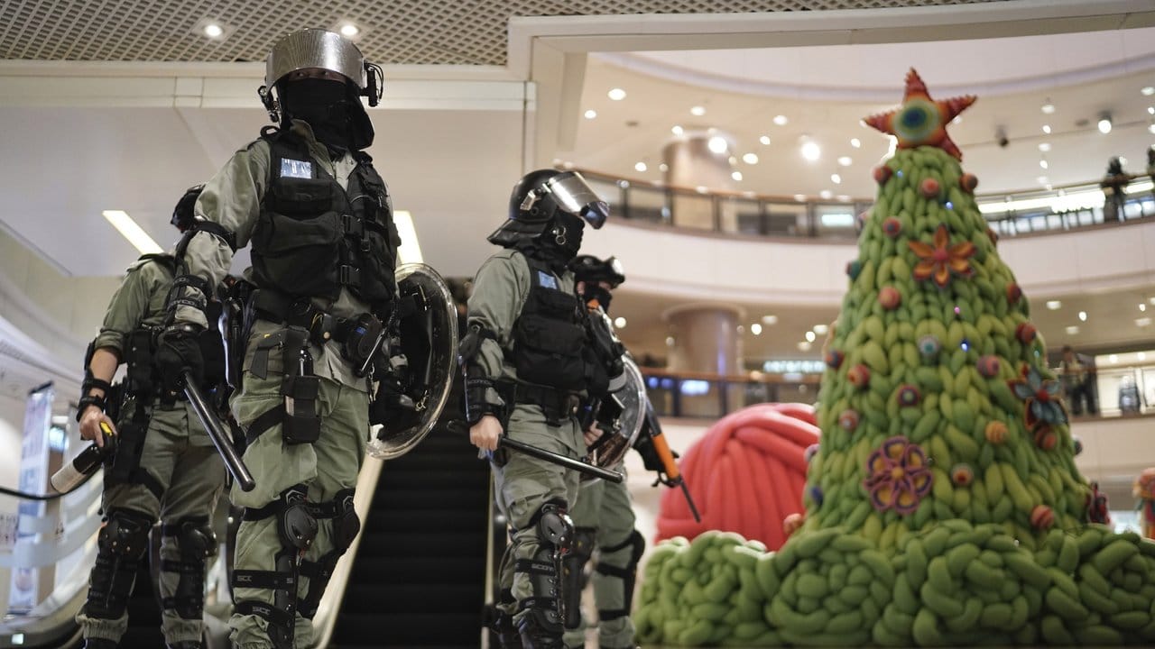 Unruhiger Heiligabend: Polizisten schützen ein Einkaufszentrum.