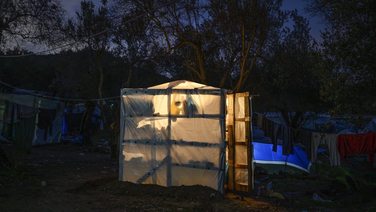 Behelfsmäßige Wohnungen aus Plastikplanen und Holz in einem provisorischen Lager auf der griechischen Insel Lesbos.