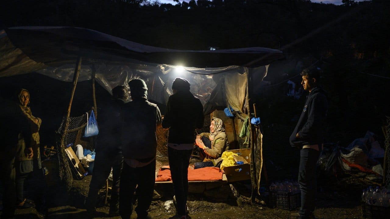 Migranten warten in einem Zwischenlager auf Lesbos darauf, Brot kaufen zu können.