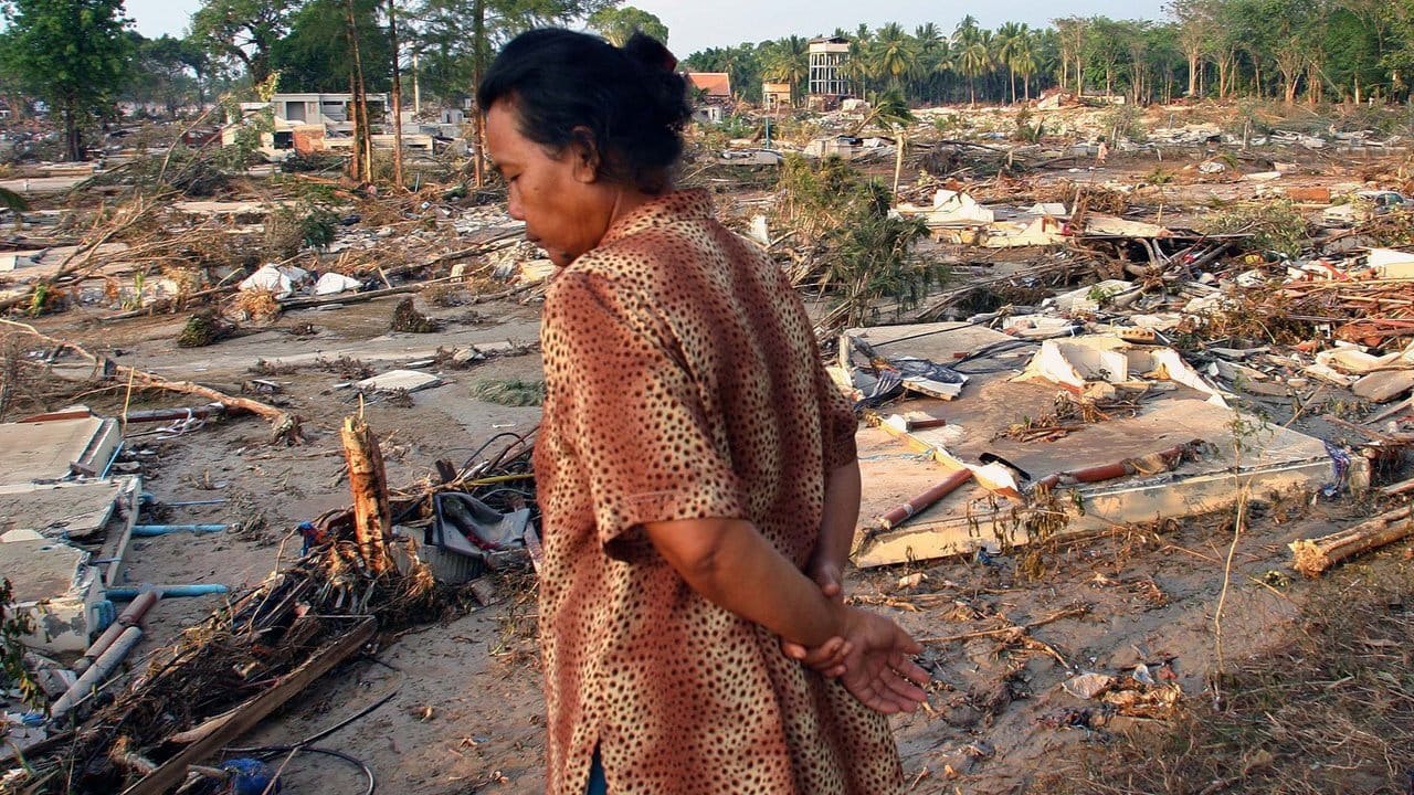 Trümmer des vom Tsunami zerstörten Nang Thong-Resorts am Strand von Khao Lak.