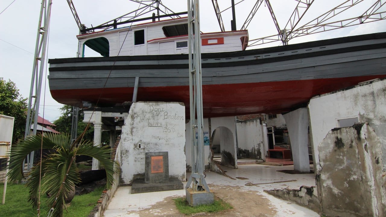Mahnmal: Ein vom Tsunami kilometerweit an Land gespültes Fischerboot in Banda Aceh.