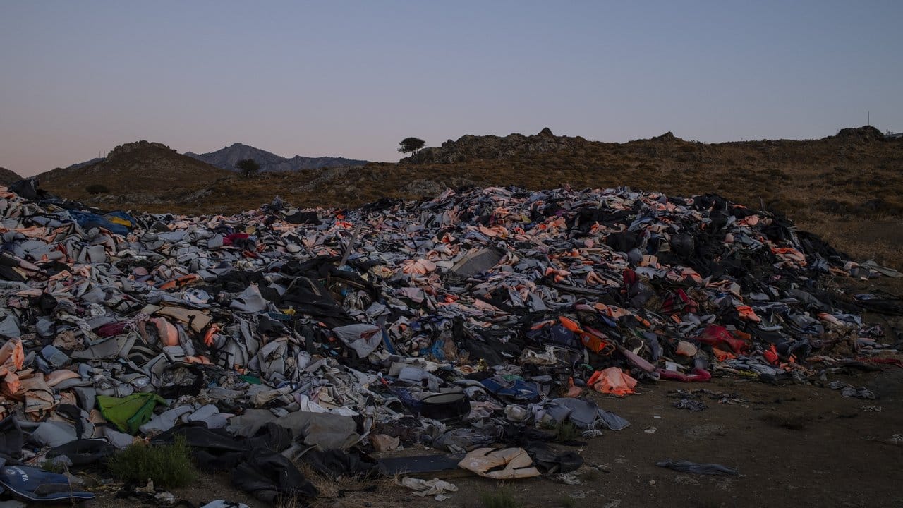 Tausende von Rettungswesten, die von Migranten und Flüchtlingen zurückgelassen wurden, stapeln sich auf einer Müllhalde in der Nähe der Stadt Mithymna auf Lesbos.