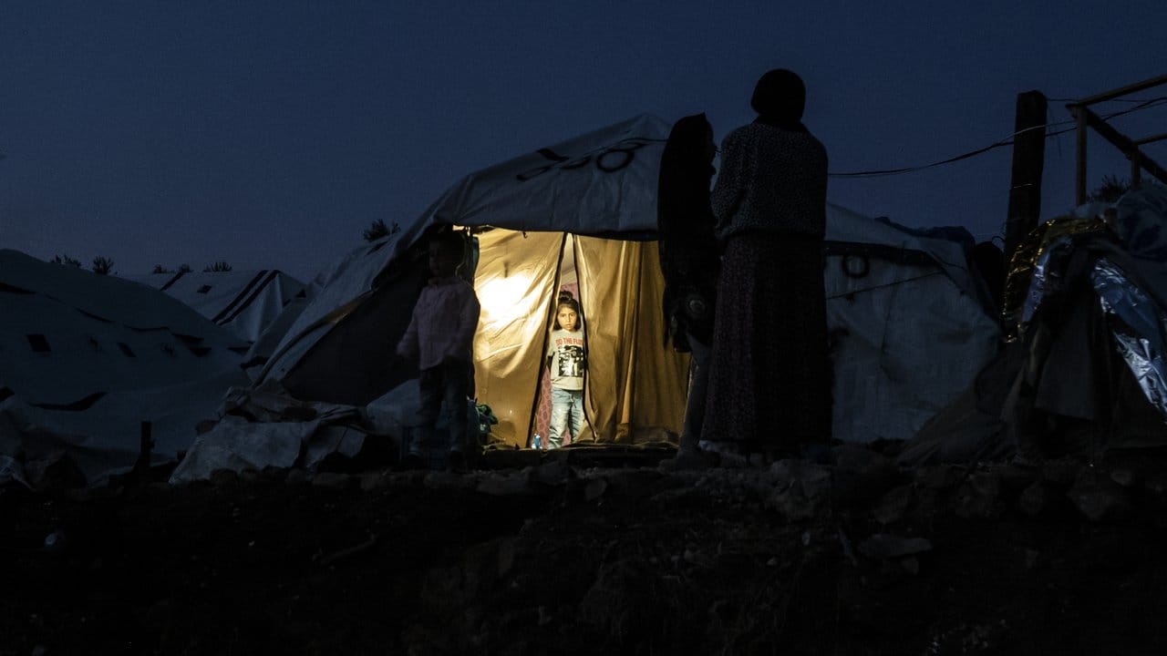 Kälte und Dunkelheit: Ein Kind steht im Eingang eines Zeltes im Flüchtlingslager Moria auf der griechischen Insel Lesbos.