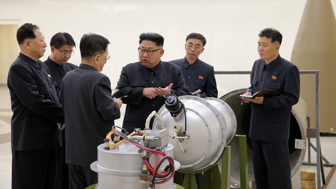 Nordkoreas Staatschef Kim Jong Un neben einem Sprengkopf. Nordkoreas Staatschef Kim Jong Un neben einem Sprengkopf.