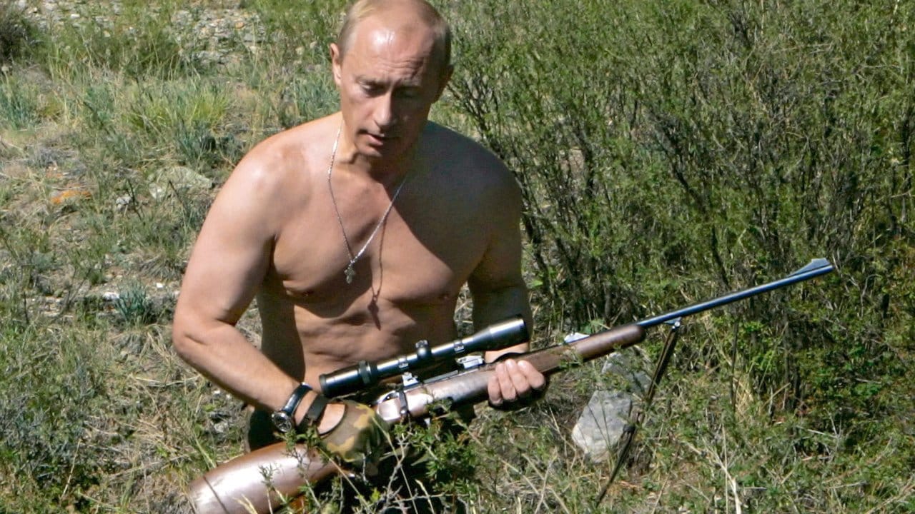Er liebt die Pose des starken Mannes: Wladimir Putin auf einem Foto aus dem Jahr 2007. Er liebt die Pose des starken Mannes: Wladimir Putin auf einem Foto aus dem Jahr 2007.