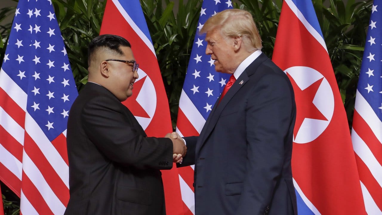 Spektakuläres Treffen - bislang ohne echte Abrüstungsfortschritte: Kim Jong Un und US-Präsident Donald Trump im Juni 2018. Spektakuläres Treffen - bislang ohne echte Abrüstungsfortschritte: Kim Jong Un und US-Präsident Donald Trump im Juni 2018.