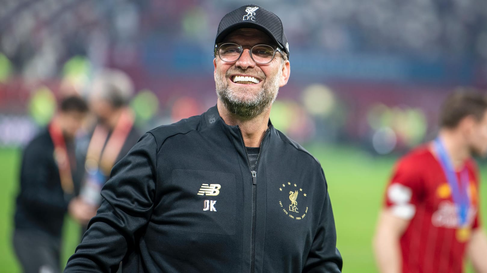 Für Jürgen Klopp hätte das Jahr 2019 kaum besser laufen können. Champions-League-Titel, Tabellenführung in der Premier League und den Sieg bei der Klub-WM hat der deutsche Trainer auf dem Konto. Das heißt aber nicht, dass Klopp sich darauf ausruht. Der 52-Jährige arbeitet weiter fleißig an seinem Kader, um das Maximale aus dem Team herauszuholen. Einen Wintertransfer hat er schon eingetütet. Doch Liverpool ist nicht der einzige Klub, der bereits einen Neuzugang präsentieren kann.