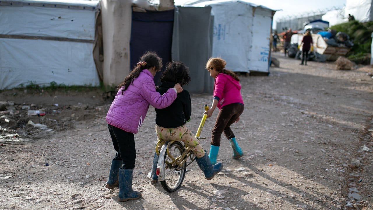 Spielenede Kinder im Flüchtlingslager Vial auf der griechischen Insel Chios.
