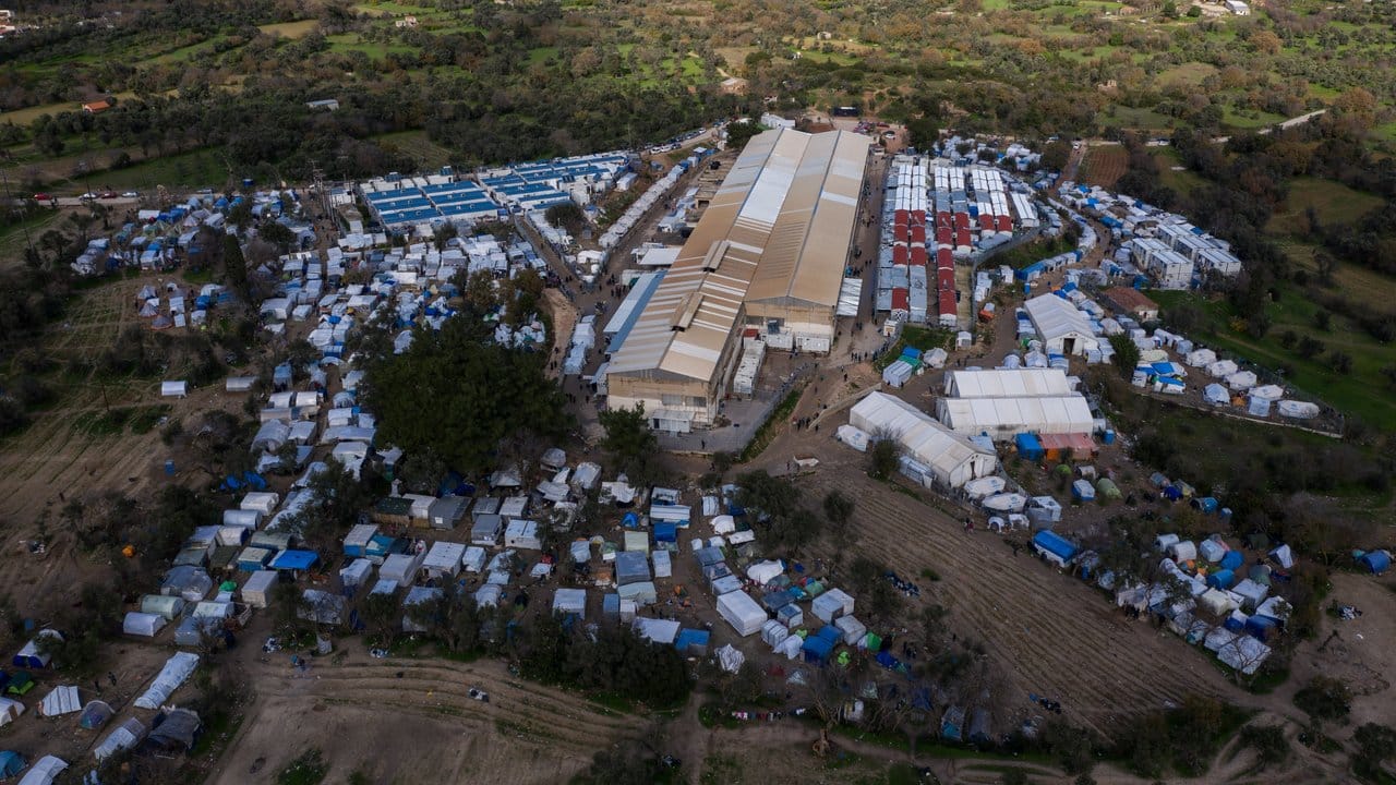 Blick auf das Flüchtlingslager Vial auf der griechischen Insel Chios.