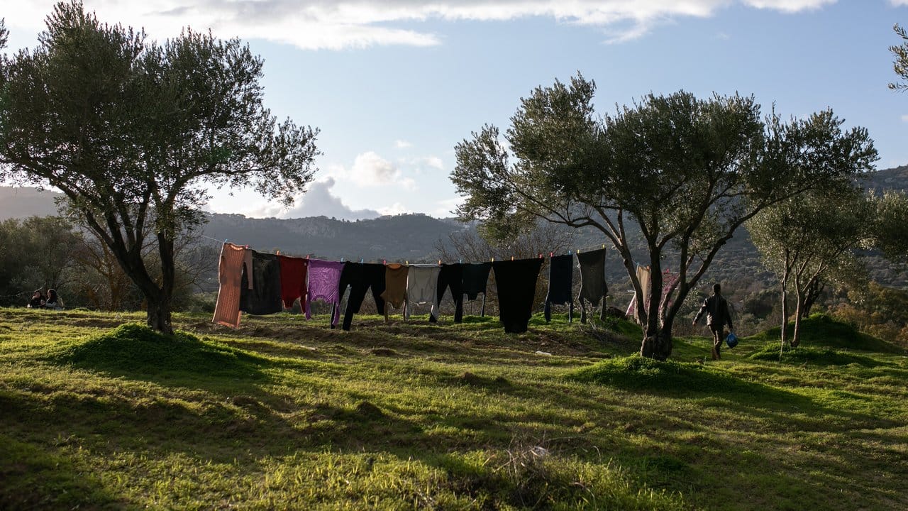 Wäsche wird in der Nähe eines Flüchtlingslagers auf der Insel Chios getrocknet.