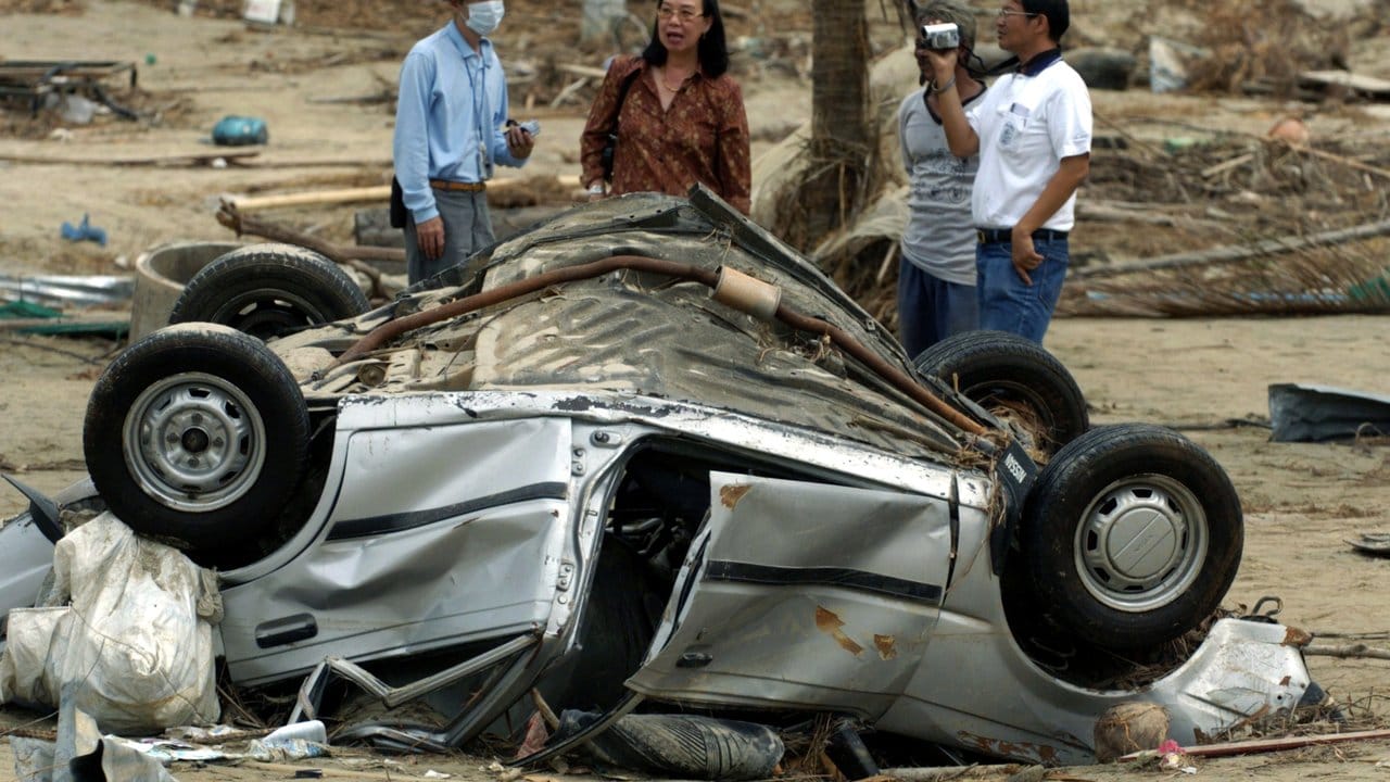 Japanische Bauarbeiter inspizieren die Trümmer eines zerstörten Luxushotels auf Khao Lak in Thailand.